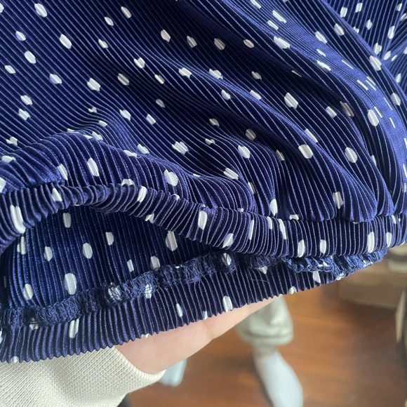 ASTR The Label Pleated Short Sleeve V Neck Blouse Top - Picture 3 of 3